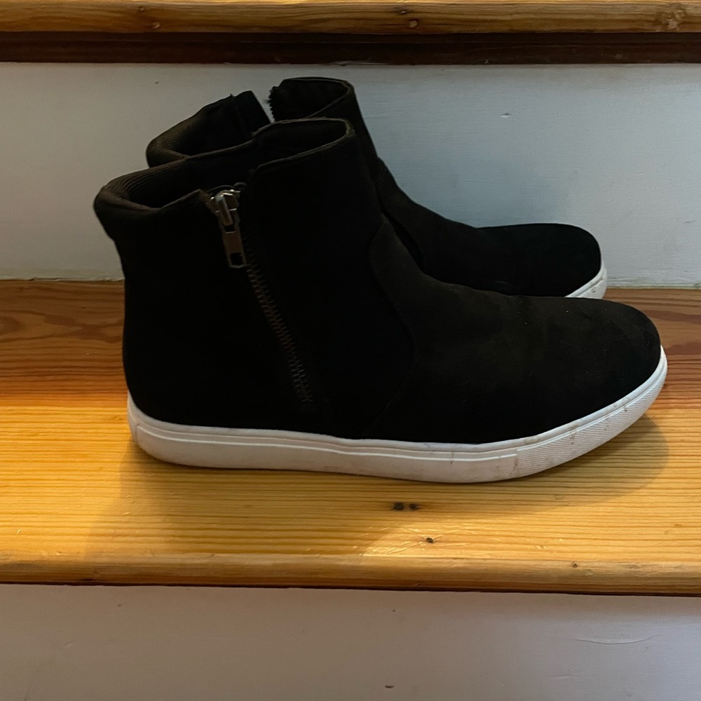Izod women’a high top sneaker